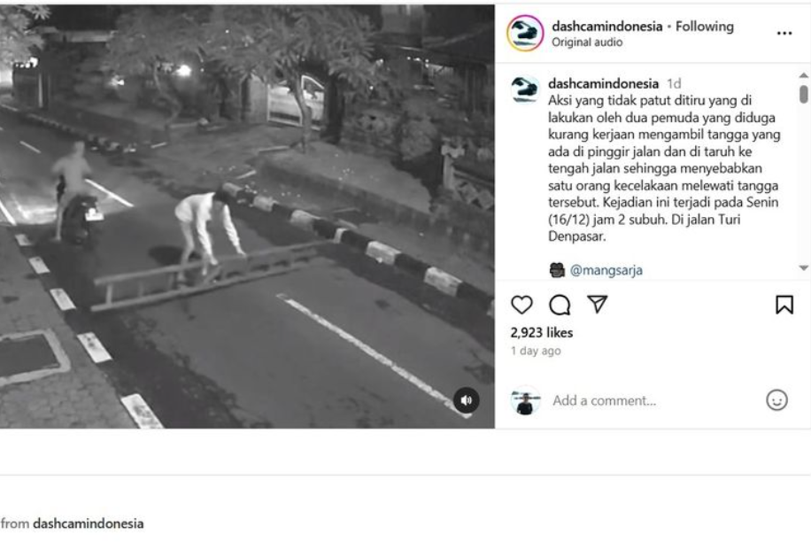 Sebuah video viral memperlihatkan dua orang pemuda yang menaruh tangga di jalan dan menyebabkan kecelakaan pengendara motor.(Screenshot Instagram @dashcamindonesia)