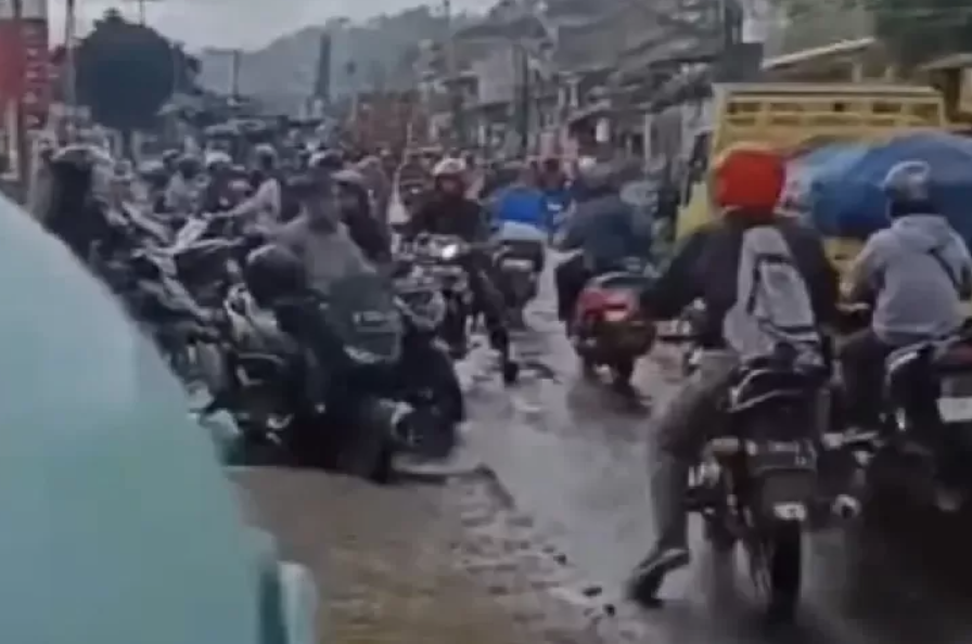 Cairan kimia tumpah di sepanjang Jalan Raya Nasional Padalarang-Cikalong Wetan, Kabupaten Bandung Barat, Jawa Barat, Selasa (24/12/2024) pagi. FOTO/TANGKAPAN LAYAR