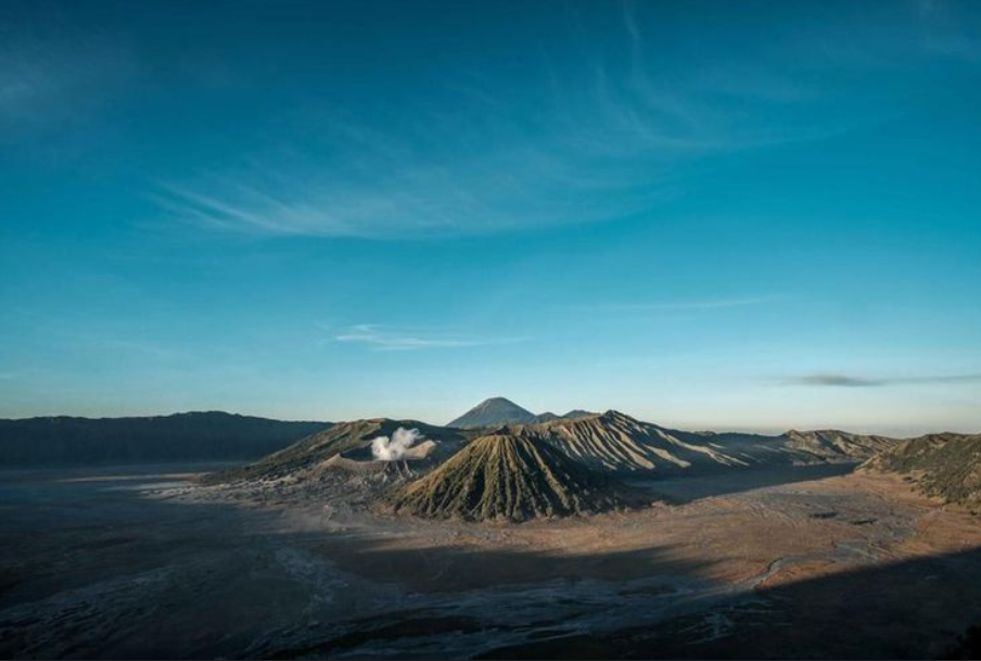 Ilustrasi Gunung Bromo dan Gunung Semeru, Jawa Timur.(Dok. Kementerian Pariwisata dan Ekonomi Kreatif)