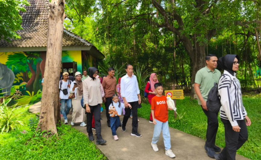 Jokowi Bersama Keluarga liburan diSolo Safari