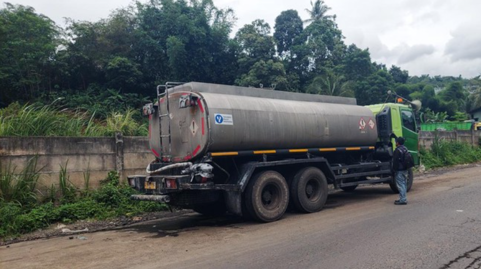 Kapolres Cimahi AKBP Tri Suhartanto mengatakan truk tangki pengangkut cairan kimia yang tumpah di Jalan Raya Purwakarta-Padalarang, Kabupaten Bandung Barat (KBB), telah diamankan. (Whisnu P/detik)
