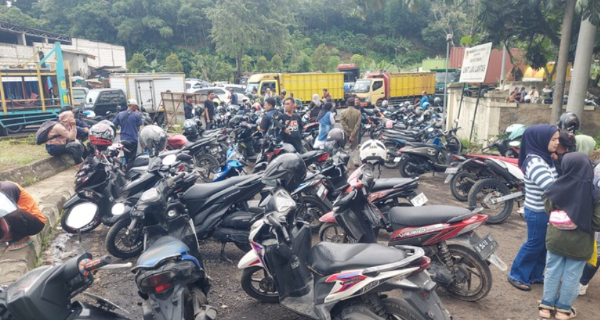 Kendaraan yang rusak akibat cairan kimia tumpah ke jalan (Foto: Whisnu Pradana/detikJabar)