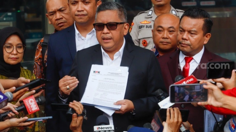 Sekjen PDI Perjuangan Hasto Kristiyanto (tengah) menunjukkan surat pemanggilannya usai menjalani pemeriksaan di Gedung Merah Putih KPK, Jakarta, Selasa (20/8/2024). [Suara.com/Alfian Winanto]