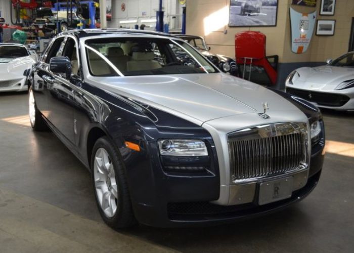 Ilustrasi Mobil Mewah Rolls-Royce