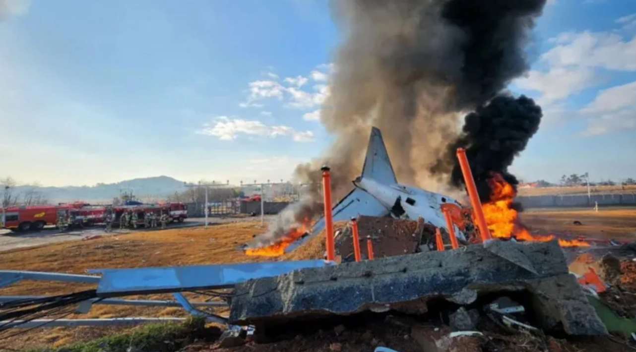 Pesawat Jeju Air Jatuh di Bandara Muan