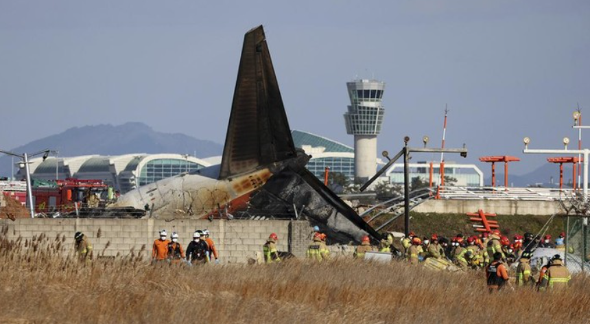 Potret Puing Jeju Air yang Kecelakaan, Hanya Sisa Ekor Pesawat (Foto: AP/Ahn Young-joon)