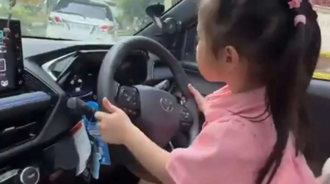 Bocah menyetir mobil sambil dipangku sang Ibu