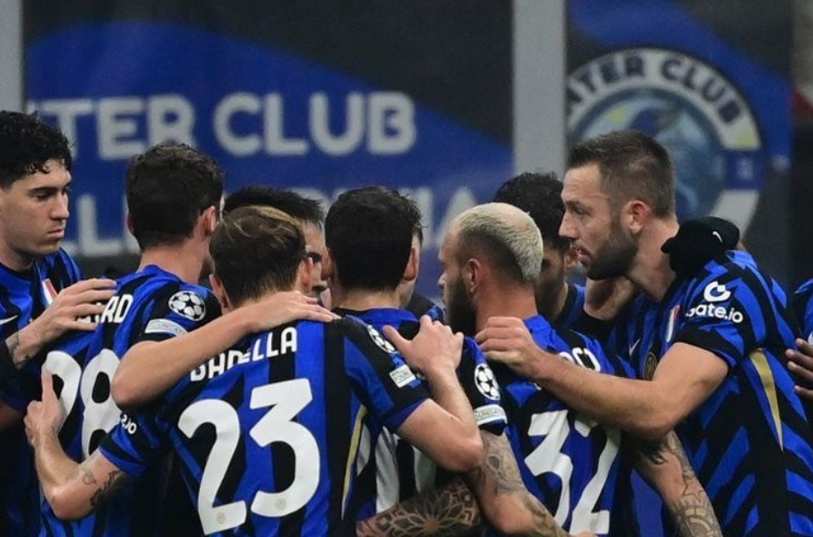 Para pemain Inter Milan merayakan gol dalam pertandingan melawan RB Leipzig pada lanjutan Liga Champions 2024-2025, Rabu (27/11/2024) dini hari WIB. (Photo by PIERO CRUCIATTI)