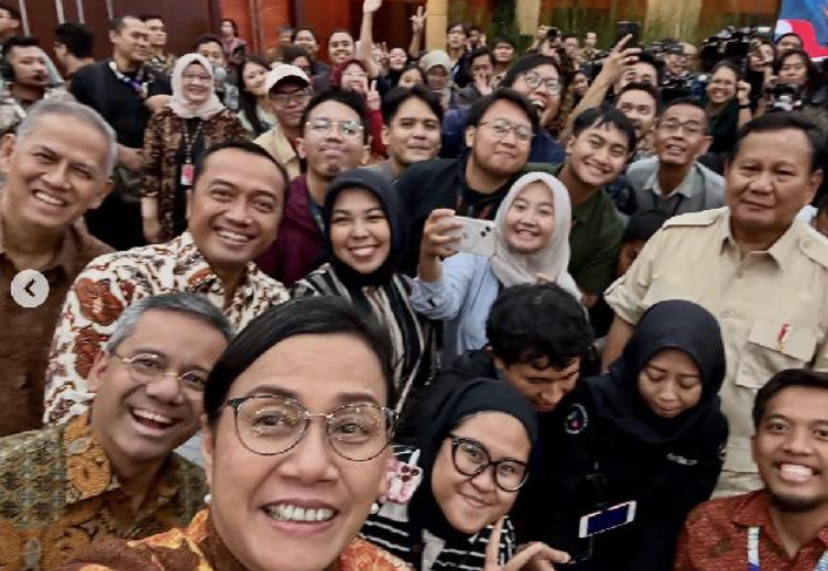 Presiden Prabowo bersama Menkeu Sri Mulyani dan pegawai Kementerian Keuangan di Jakarta, 31 Desember 2024. (Instagram@smindrawati)