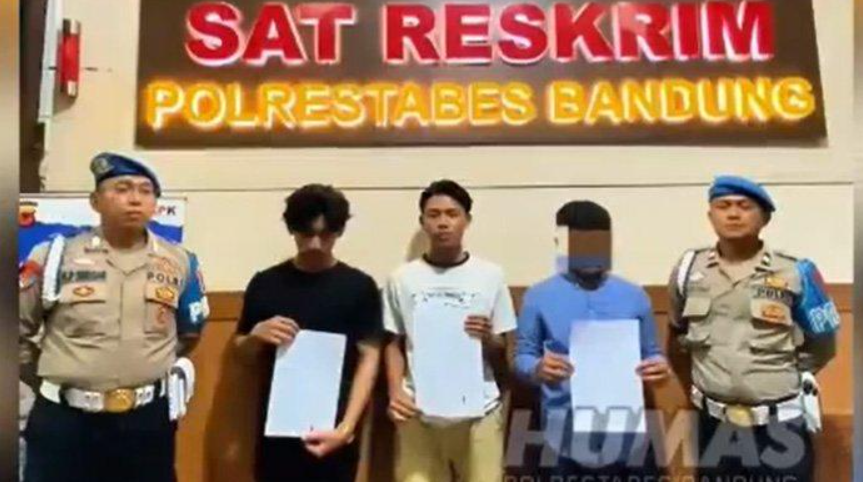 MINTA MAAF - Tiga pemuda yang diduga lakukan pelecehan ke turis Singapura di Bandung, diamankan polisi dan membuat pernyataan minta maaf.