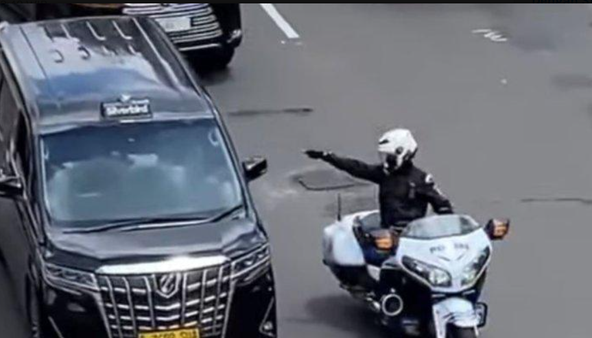 Pengawal mobil RI 36 yang menunjuk kendaraan lain di jalan raya, viral di media sosial dan membuat warganet geram