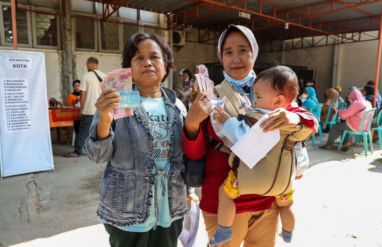 Sejumlah warga menunjukkan bukti telah menerima Bansos Sembako dan PKH Susulan dengan mencantukan NIK KTP. (Foto: Pemkot Kediri/ RRI Kediri)