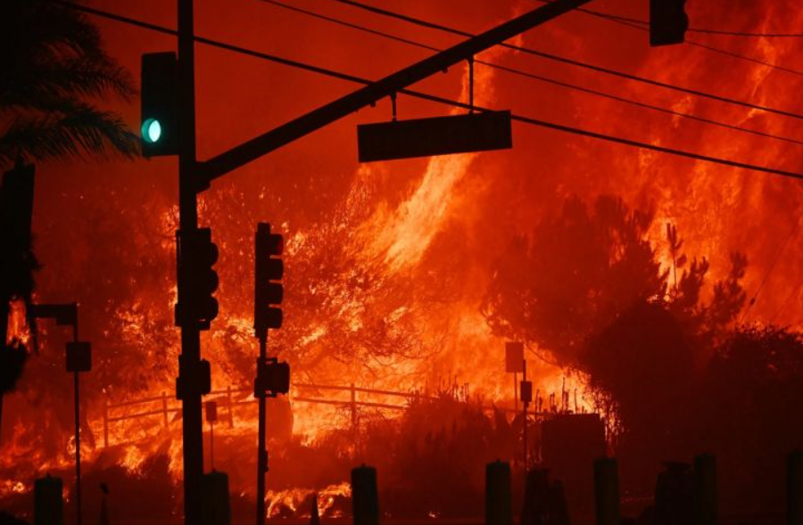 Kebakaran Los Angeles membuat pihak berwenang federal AS dan negara bagian California tak berdaya untuk mengatasinya dengan cepat. Foto/Screengrab video USA Today