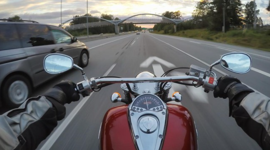 Ilustrasi. Pemotor masuk jalan tol. (iStockphoto/edb3_16).