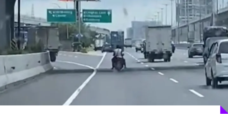 Pemotor Masuk Tol Dikejar Pemobil (&copy;Instagram)