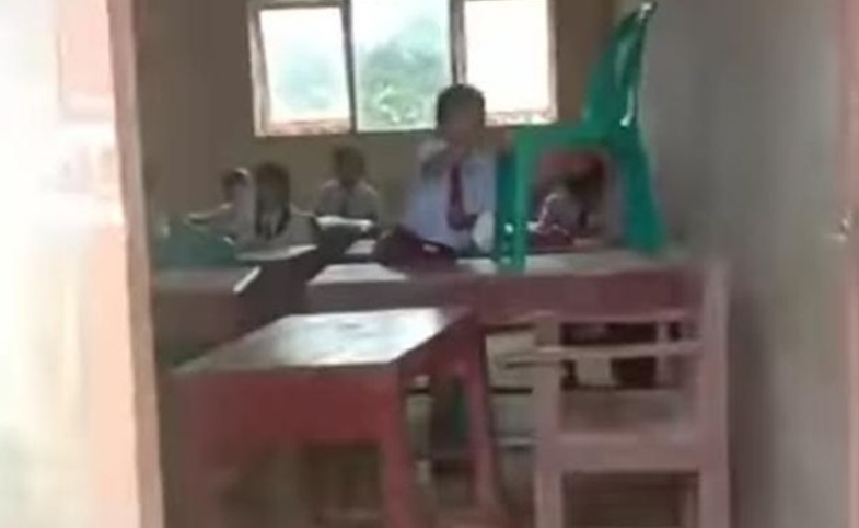 Viral sekolah di Nias tidak ada guru mengajar. Foto : iNews