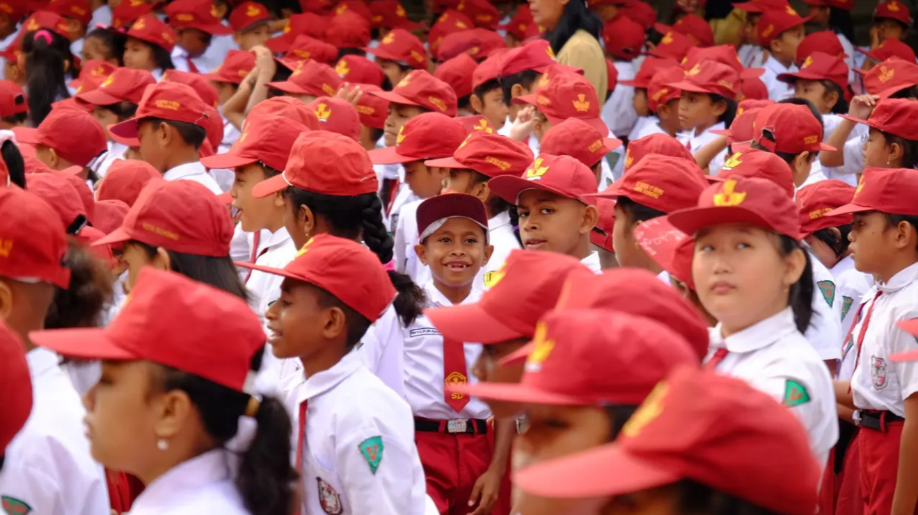 Ilustrasi anak sekolah dasar sedang upacara bendera. (Foto: Istimewa)