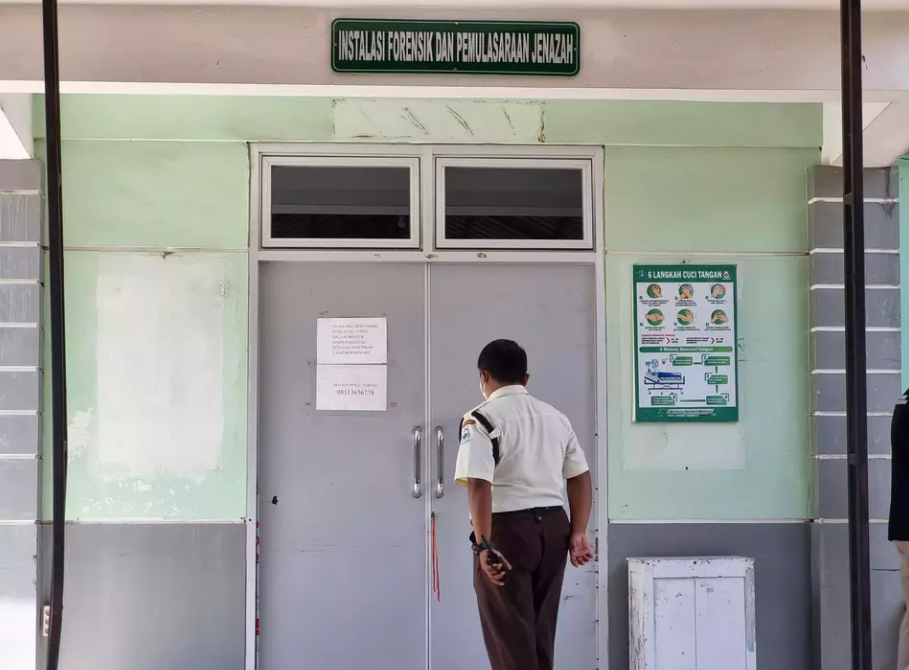 Potongan kaki korban mutilasi Ngawi dibawa ke kamar jenazah RSUD dr Harjono Ponorogo. (Beritasatu.com/Gayuh Satria Wicaksono)