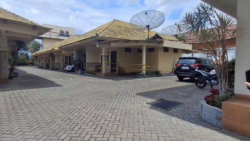 Update suasana di Hotel Adisurya Kediri yang diduga jadi lokasi TKP pembunuhan Mutilasi yang jasadnya dibuang di Ngawi Jawa Timur .