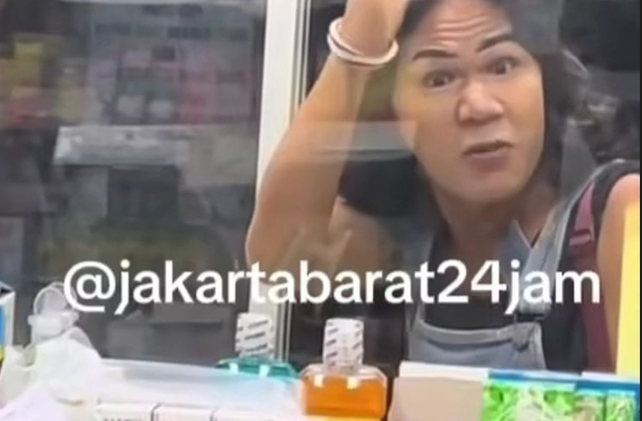 Video seorang transpuan yang berada di dalam apotek dan sempat berdebat dengan penjaga apotek viral usai diunggah akun Instagram @Jakartabarat24jam.(INSTAGRAM/@jakartabarat24jam)