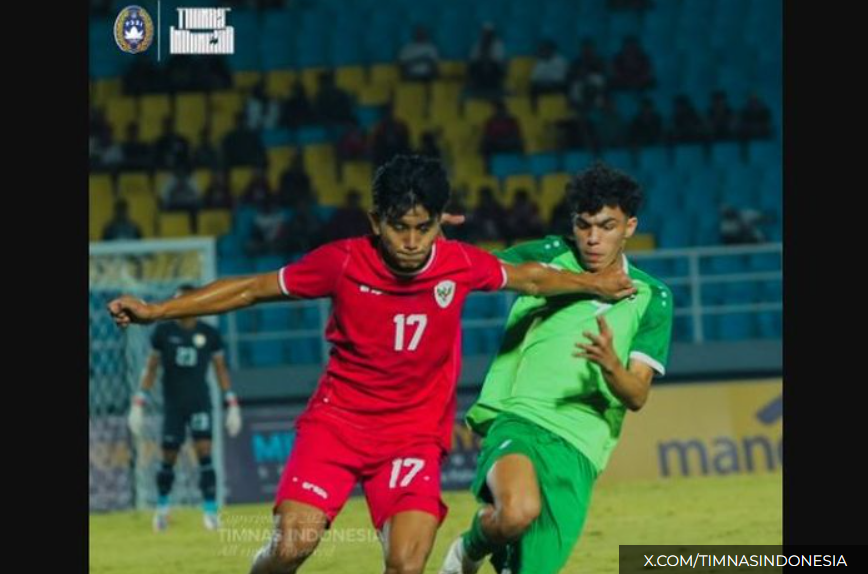 Bek sayap Timnas U-20 Indonesia, Mufli Hidayat, mendapat pengawalan dari pemain Suriah.