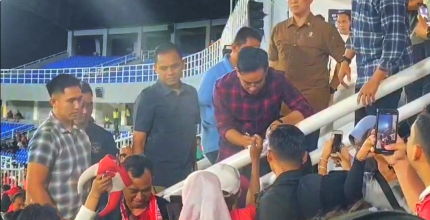 Wakil Presiden Republik Indonesia, Gibran Rakabuming Raka saat usai menyaksikan pertandingan di tribun VVIP Stadion GOR Delta Sidoarjo. (Foto: Ahaddiini HM/jatimnow.com).