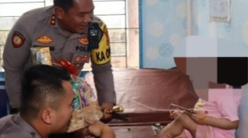 Kapolres Nias Selatan AKBP Ferry Mulyana Sunarya (berdiri) saat mengunjungi anak diduga korban penyiksaan, Senin (27/1). (Dok. Humas Polres Nias Selatan)