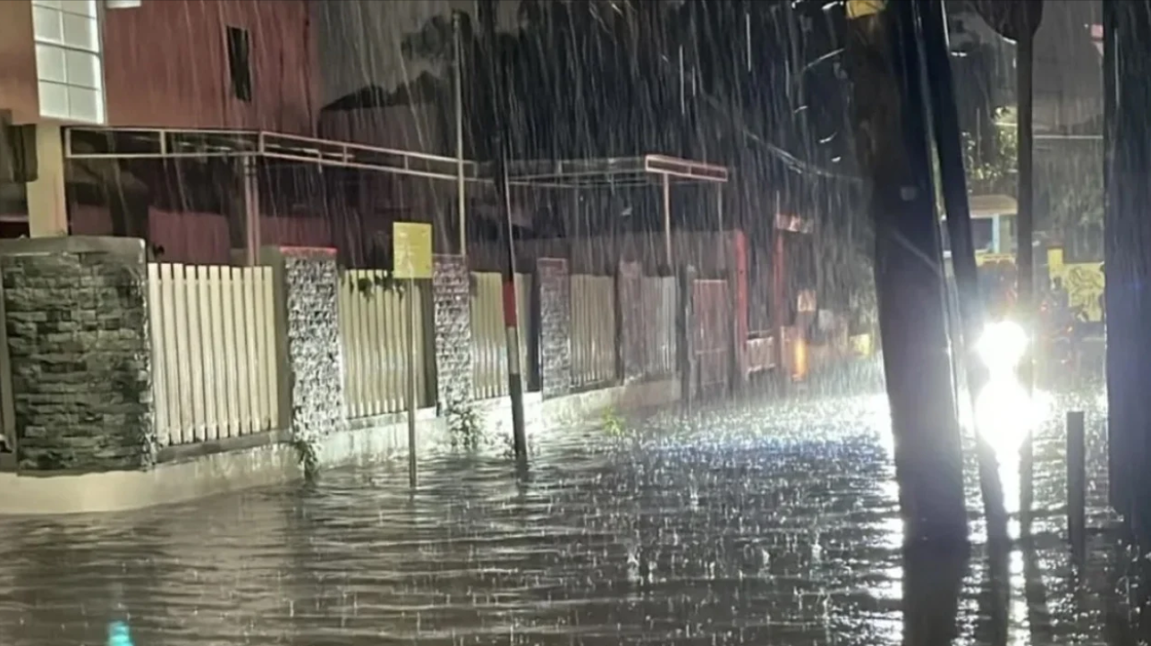 mayoritas genangan terjadi di wilayah Jakarta Barat. &ldquo;BPBD mencatat saat ini genangan terjadi di 26 RT dan 20 ruas jalan. Ketinggian air bervariasi antara 30 hingga 100 cm,&rdquo; (Foto: VIVA)