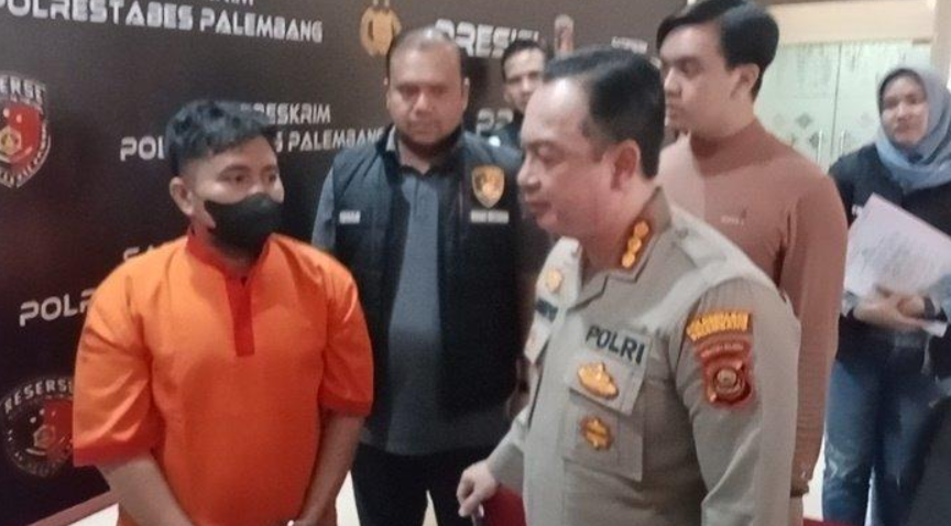 Wahyu Saputra (baju oranye) suami yang diduga menelantarkan istrinya yang sakit hingga meninggal dunia ditangkap Polrestabes Palembang, Selasa (28/1/2025).
