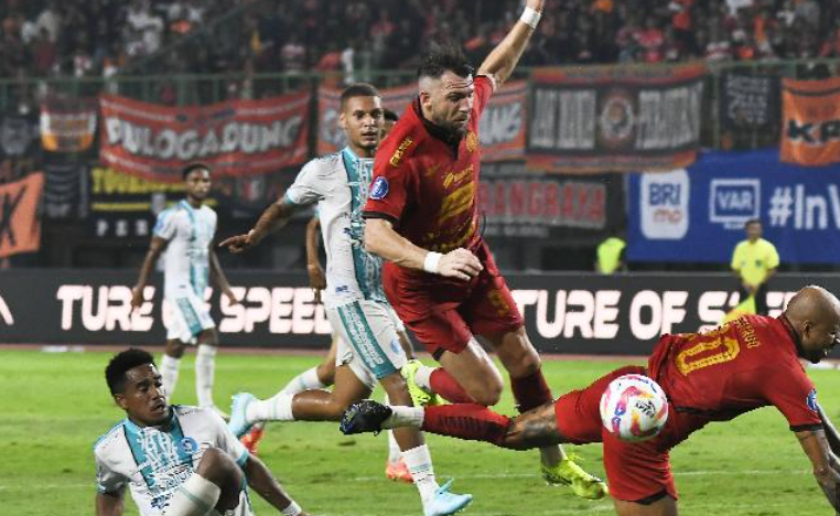 Marko Simic dan Gustavo Almeida dari Persija Jakarta terjatuh berebut bola dengan F Uopmabin dari PSBS Biak pada laga Liga 1 di Stadion Patriot Chandrabhaga, Bekasi, 2 Februari 2025.