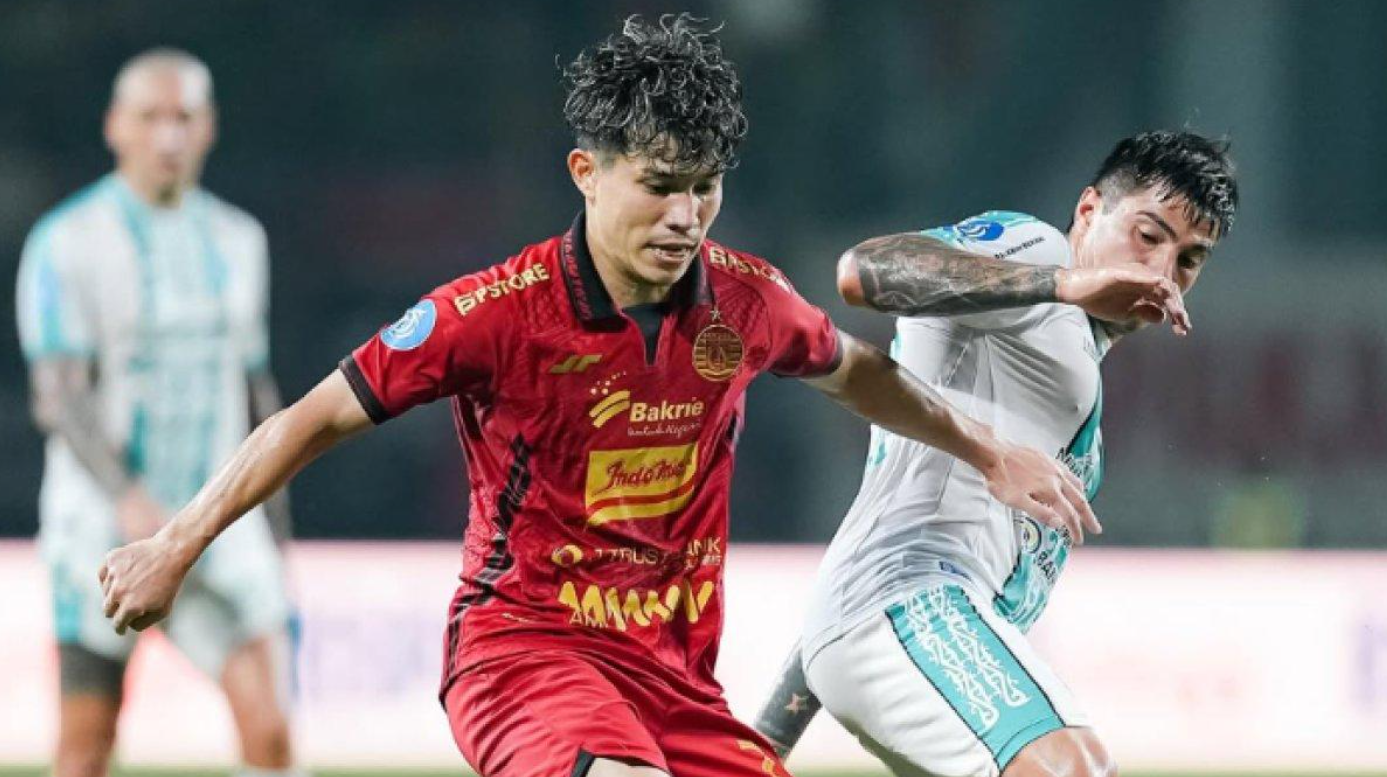 Winger Persija Jakarta, Witan Sulaeman, terkena kartu kuning saat duel melawan PSBS Biak di Liga 1 2024 pekan ke-21, Minggu (2/2), bukannya mendapat penalti.