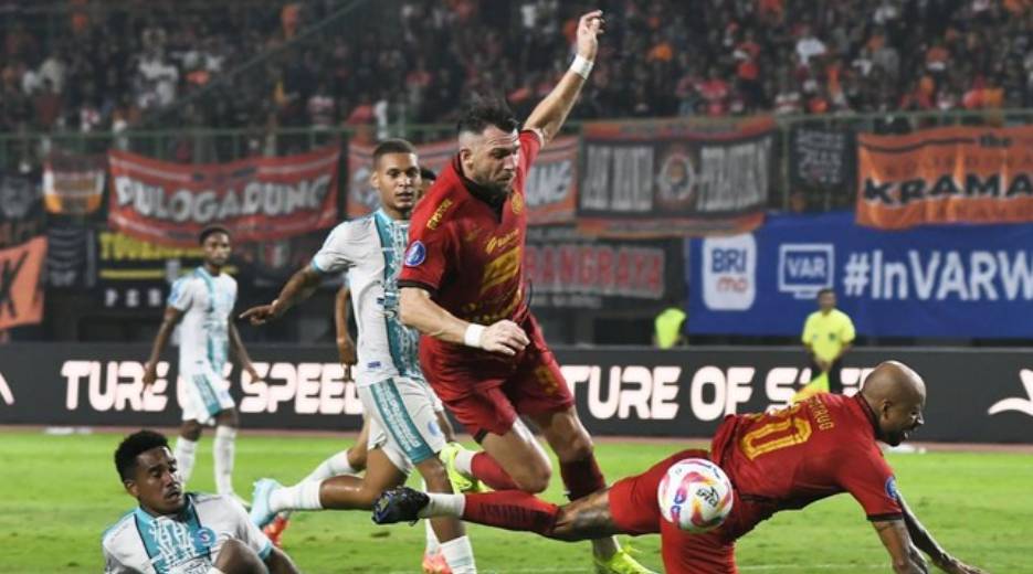 Persija Jakarta bermain imbang 2-2 melawan PSBS Biak. (ANTARA FOTO/FAKHRI HERMANSYAH)