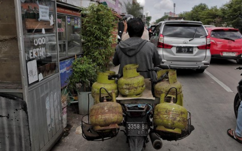 Kementerian ESDM menyebut penjual eceran LPG 3 Kg berstatus ilegal dan selama ini menjadi biang kerok subsidi tidak tepat sasaran. ( CNN Indonesia/Adhi Wicaksono).