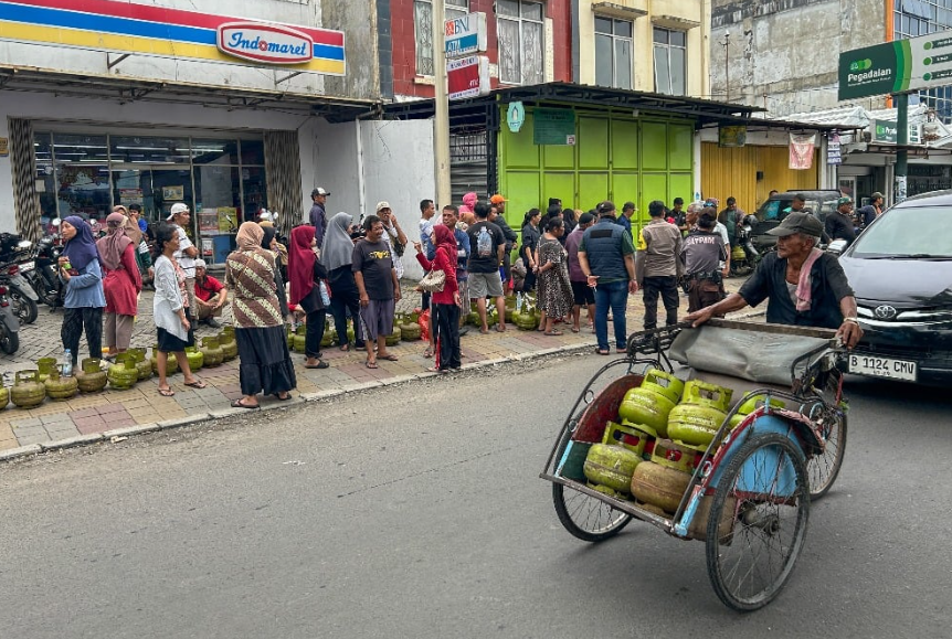 Sejumlah warga mengantre Liquified Petroleum Gas (LPG) 3 kg di salah satu pangkalan resmi Pertamina di Tangerang, Banten, Senin (3/2/2025). JIBI/Bisnis/Fanny Kusumawardhani