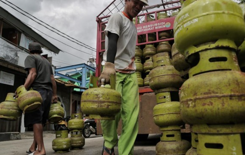 Pemerintah bakal melarang pengecer menjual LPG 3 kg. Wakil Menteri ESDM Yuliot Tanjung mengatakan penjualan LP3 3 kg hanya akan dilakukan pangkalan resmi. (CNN Indonesia/Adhi Wicaksono).