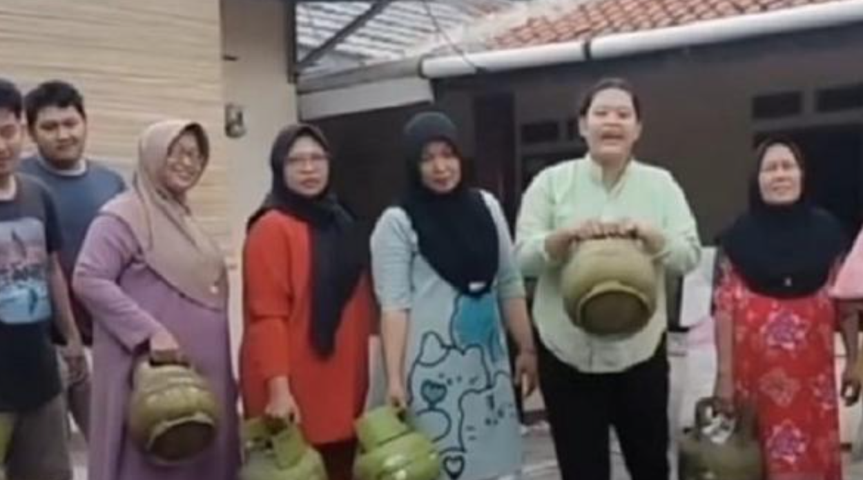 Viral di media sosial sejumlah emak-emak melakukan aksi protes dengan membuang tabung gas 3 kg. (Ist)