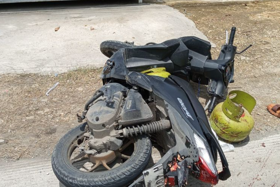 Tabung gas dan depeda motor yang dikendarai Trilestari tergeletak bersimbah darah di Jalan Purwodadi-Semarang, Selasa (4/2/2025).(dok. Polsek Kebonagung )