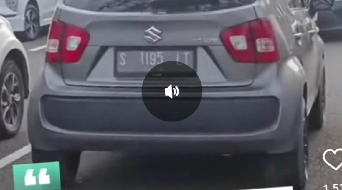 Tampakan layar video viral dua mobil mirip bernopol sama di parkiran Bandara Juanda. (Video: Instagram Surabayakabarmetro)