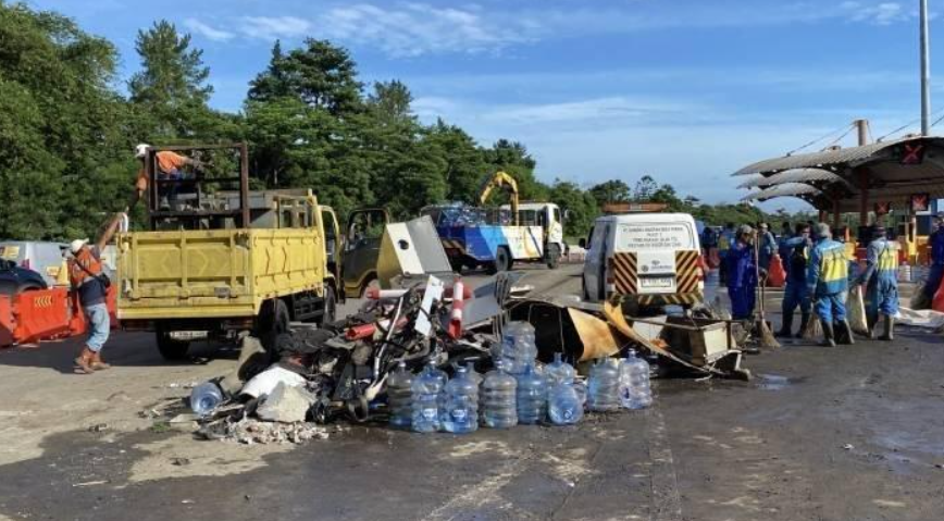 Galon Aqua berserakan di lokasi kecelakaan maut di Gerbang Tol Ciawi, Bogor Timur, Kota Bogor, Selasa (4/2/2025) pukul 23.30 WIB. (TribunnewsBogor.com/Rahmat Hidayat)