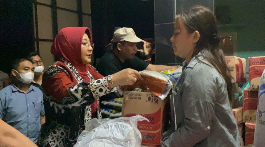 Bupati Berau, Sri Juniarsih Mas, memberi bantuan kepada korban di Kampung Pegat Bukur, Berau, Kaltim, Minggu (18/2/2024). Cek bansos PKH 2025, syarat, dan jadwal penyaluran.