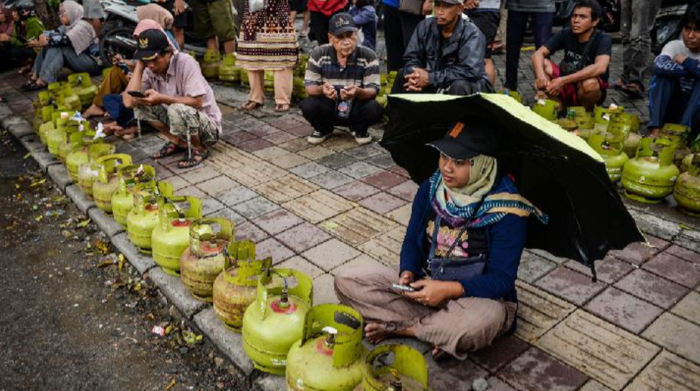 Warga antre membeli gas elpiji 3 kilogram di Cibodas, Kota Tangerang, Banten, 5 Februari 2025. Antara/Putra M. Akbar
