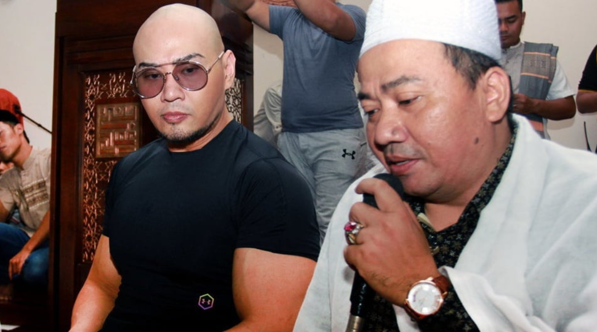 Mantan mentalis Deddy Corbuzier berdoa usai Sholat Jumat di Masjid Bani Umar, Pondok Aren, Tangerang Selatan, Banten, Jumat (28/6/2019). ANTARA FOTO/Muhammad Iqbal/ama.
