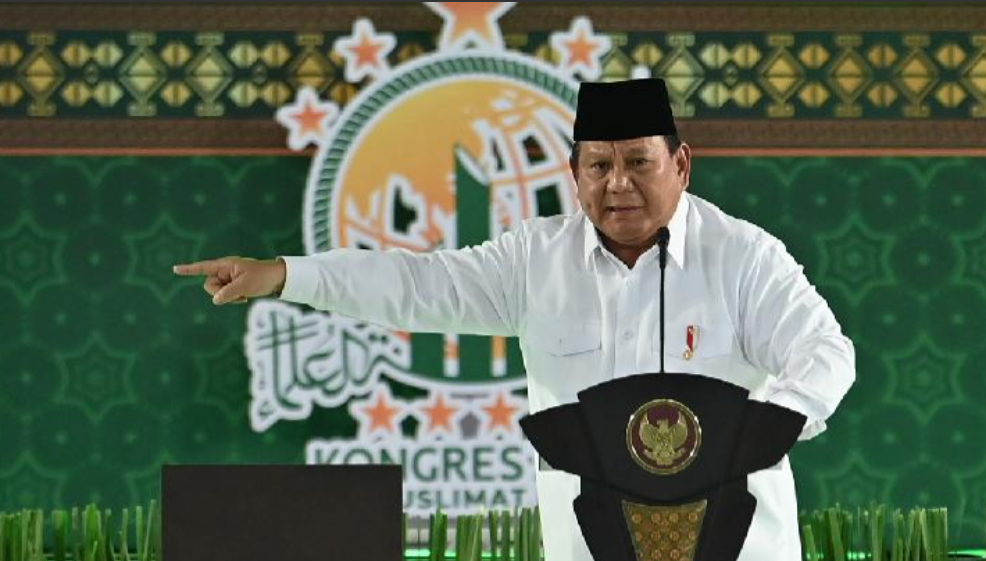 Presiden Prabowo Subianto menyampaikan pengarahan dalam Pembukaan Kongres XVIII Muslimat NU di Surabaya, Jawa Timur, 10 Februari 2025. Antara/Aditya Pradana Putra