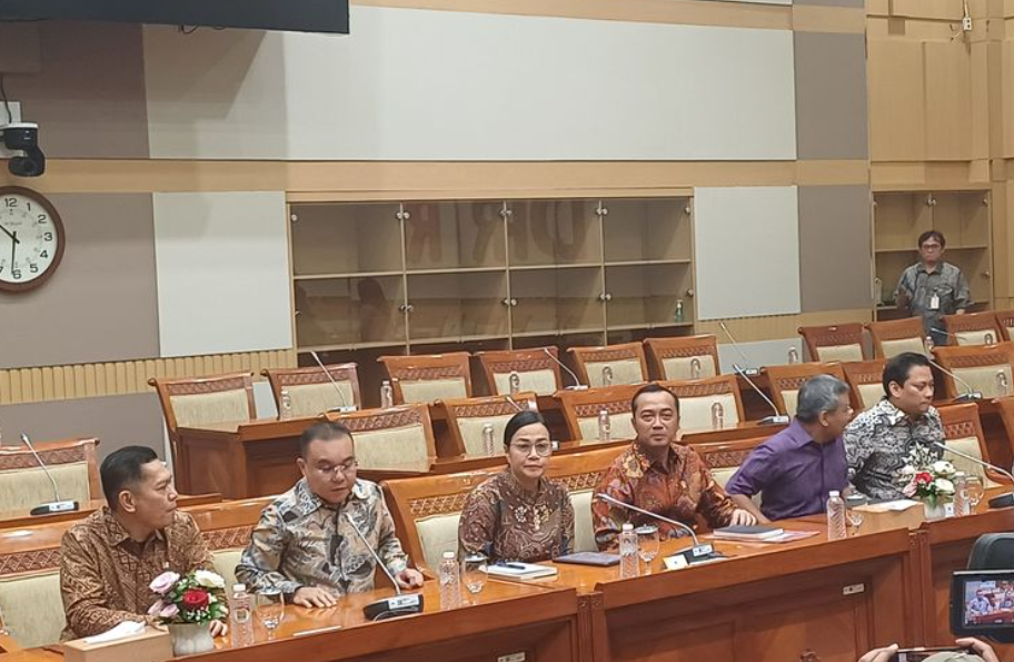 Menteri Keuangan Sri Mulyani bersama Mensesneg Prasetyo Hadi dan Pimpinan DPR saat konferensi pers terkait kebijakan efisiensi anggaran, Jumat (14/2/2025).(KOMPAS.com/Tria Sutrisna)