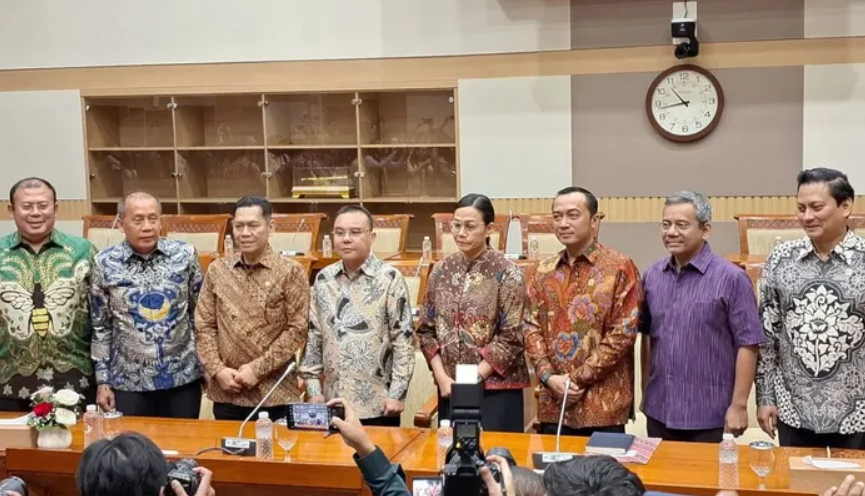 Menteri Keuangan Sri Mulyani Indrawati dan Wakil Ketua DPR RI Sufmi Dasco Ahmad, didampingi sejumlah pejabat lainnya, menggelar konferensi pers di Gedung DPR RI, Jakarta, pada Jumat (14022025). (ANTAR