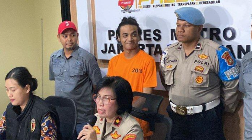 Polisi menampilkan Vadel Badjideh usai ditetapkan sebagai tersangka kasus asusila putri Nikita Mirzani di Polres Metro Jakarta Selatan, Jumat (14/2/2025), dengan alasan penetapan yang kuat.