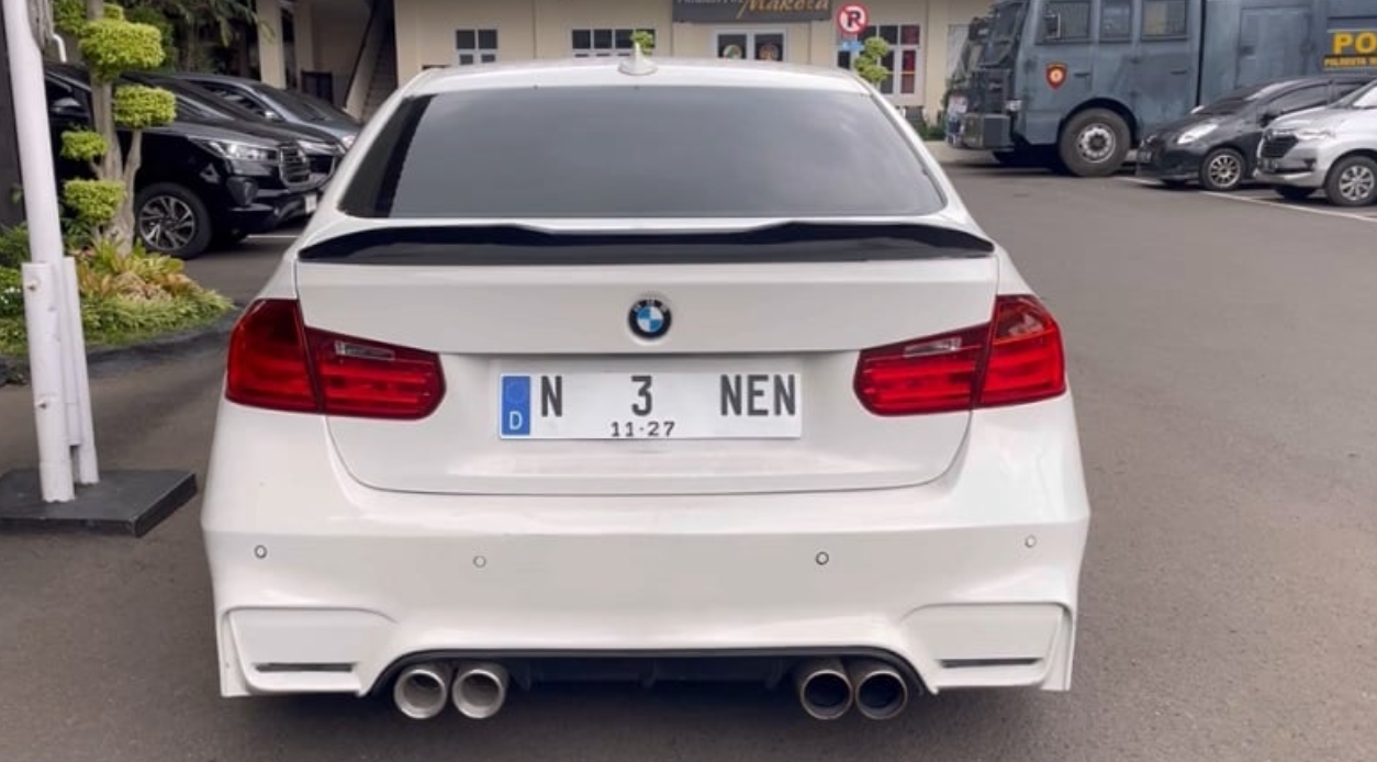 Mobil BMW berwarna putih yang viral menggunakan nomor pelat palsu N 3 NEN melintas di Jalan Raya Soekarno Hatta, Kota Malang, Jawa Timur, kini diamankan ke Mapolrest Malang Kota, Sabtu (15/2/2025). (F