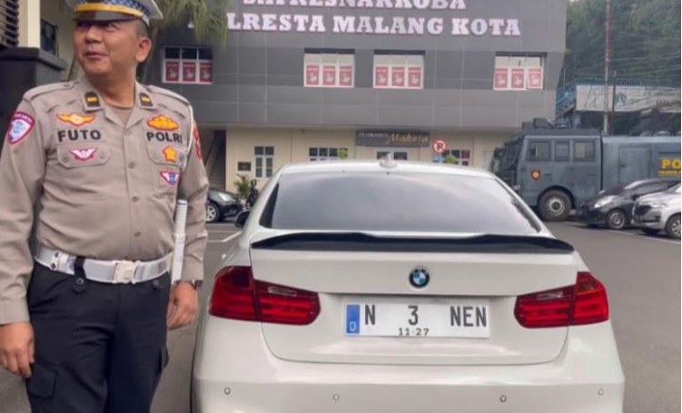 Mobil mewah bernopol tak senonoh