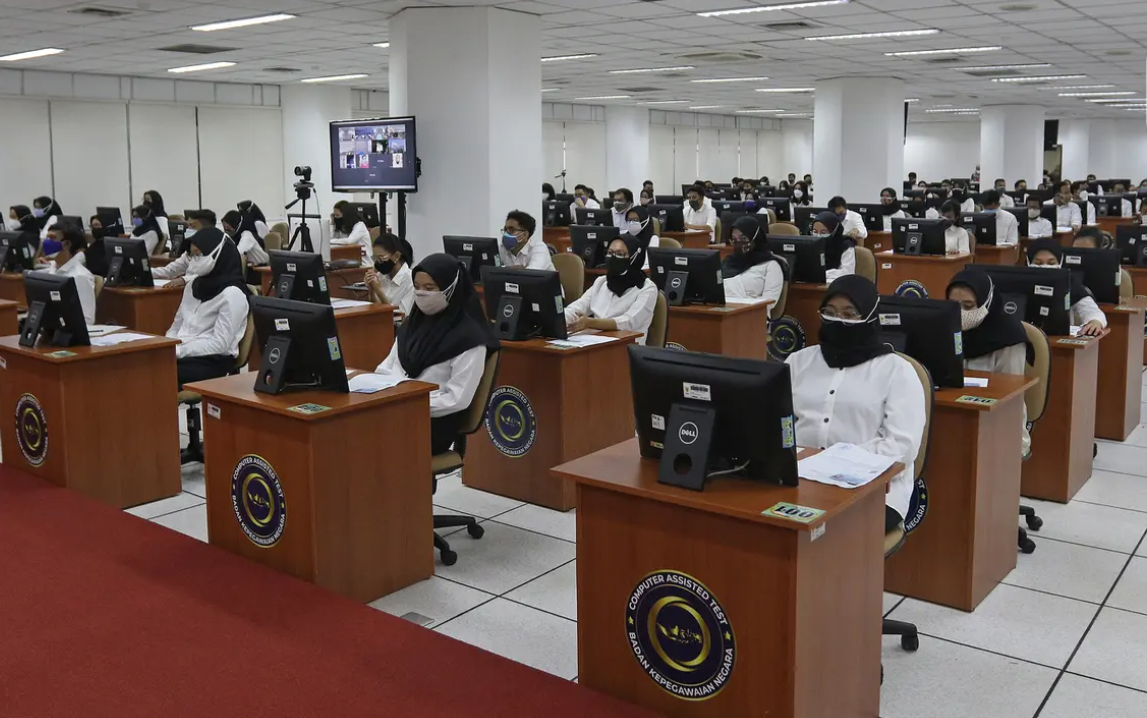 Peserta mengikuti Tes SKD CPNS di BKN, Jakarta, Kamis (2/9/2021). Sebanyak 800 peserta dibagi dua sesi dengan protokol kesehatan ketat. (Liputan6.com/Herman Zakharia)