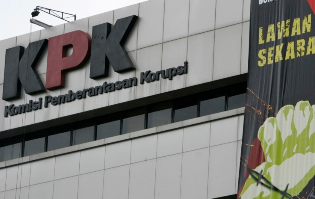 Spanduk yang menyerukan masyarakat untuk ikut memberantas korupsi terpampang di kantor Komisi Pemberantasan Korupsi (KPK) di Jakarta, 11 Desember 2008. (Foto: Reuters/Supri)